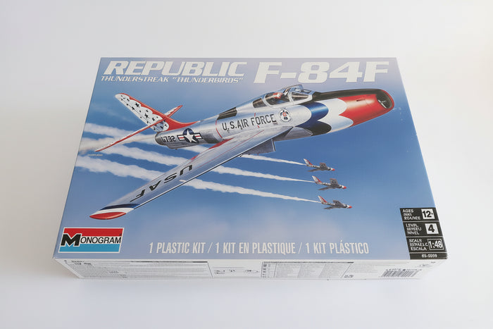 Revell Monogram Modellbausatz Republic F-84F Thunderstreak "Thunderbirds" Level 4 M 1:48 75 Teile